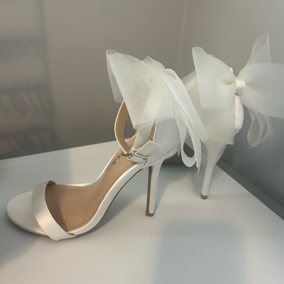 White high heels with bows on back - Picture 3 of 5